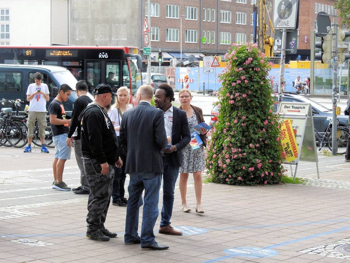 Kiel, die Maske fällt! Alternative für Deutschland ließ im Bundestagswahlkampf Ihren Infostand von Neonazis schützen!